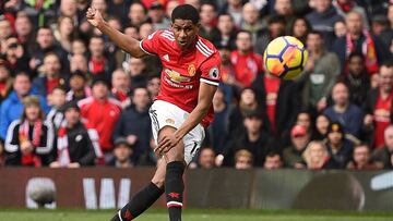 Manchester United's English striker Marcus Rashford scores the opening goal during the English Premier League football match between Manchester United and Liverpool at Old Trafford in Manchester, north west England, on March 10, 2018. / AFP PHOTO / O