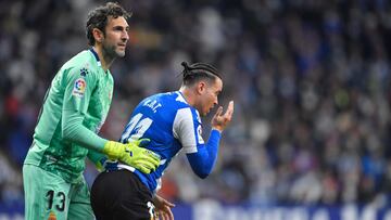 Espanyol&#039;s Spanish goalkeeper Diego Lopez (L) helps Espanyol&#039;s Spanish forward Raul de Tomas during the Spanish league football match between RCD Espanyol and FC Barcelona at&nbsp;the RCDE Stadium in Cornella de Llobregat on February 13, 2022. (