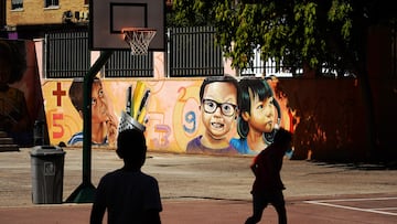 Niños en el patio del centro escolar el primer día de clase tras la vacaciones de verano, a 10 de septiembre de 2024, en Málaga, Andalucía (España). Hoy arranca el nuevo curso escolar para los alumnos de Infantil, Primaria y Educación Especial en Andalucía. Un total de 717.024 estudiantes retoman sus clases en 2.741 centros educativos repartidos por toda la geografía andaluza. Este regreso marca el inicio del calendario escolar en la región, con miles de familias preparando el retorno a la rutina académica
10 SEPTIEMBRE 2024
Álex Zea / Europa Press
10/09/2024