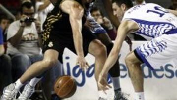 <b>A POR ÉL. </b>Mirza Begic se agacha para tratar de hacerse con el balón ante la oposición de Llompart, Rautins y Barnes.