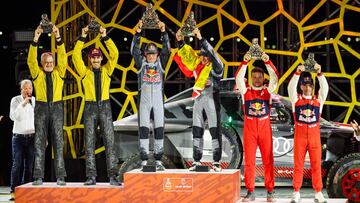 Lucas Cruz y Carlos Sainz, en el primer escalón del podio del Dakar 2024.