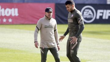 Simeone, durante la sesi&oacute;n de entrenamiento de ayer del Atl&eacute;tico.