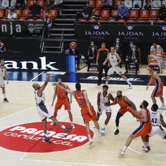 Toda la plantilla del Valencia da negativo en los tests PCR