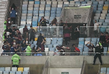 Policías brasileños se enfrentan con hinchas del Club Atlético Lanús durante el partido de vuelta de los cuartos de final de la Copa Sudamericana frente al Fluminense Football Club en el Estadio Maracaná de Río de Janeiro.
