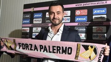 AXA01 PALERMO (ITALIA), 06/09/2016.- El nuevo entrenador del Palermo, Roberto De Zerbi, posa ante los medios con la bufanda del equipo italiano durante su presentación en Palermo, Italia, hoy, 6 de septiembre de 2016. El presidente del Palermo, Maurizio Zamparini (no aparece en la imagen), confirmó este martes la dimisión del técnico Davide Ballardini y anunció que será sustituido por Roberto De Zerbi, en una entrevista a una radio italiana. EFE/Mike Palazzotto