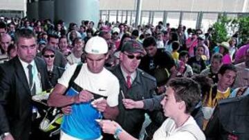 <b>PASIÓN. </b>Nadal, que nunca evita firmar autógrafos después de entrenarse, tuvo ayer serias dificultades para llegar a los vestuarios. La seguridad se vio desbordada.