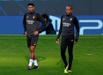 Bellingham y Militao, en el Etihad Stadium.