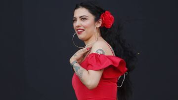 La artista chilena subi&oacute; al escenario de Coachella con la intenci&oacute;n de impresionar a todos. Por ello, cant&oacute; una canci&oacute;n en ingl&eacute;s, aunque leyendo la letra desde su celular.