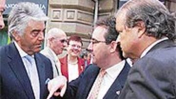 <B>PREOCUPADO</B>. Txetxu Lertxundi, a la izquierda, junto a Javier Uria.