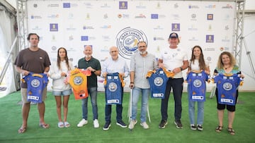 Participantes y representantes de las instituciones que organizan y participan en la Gran Canaria GWA Wingfoil World Cup 2023, en Santa Luc&iacute;a de Tirajana. El 10 de julio del 2023. 