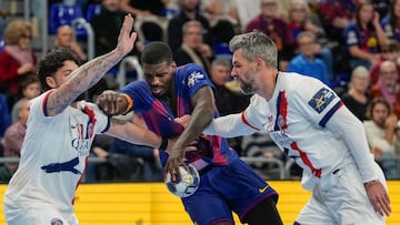 Dika Mem lucha con Nikola Karabatic del PSG, durante el partido.