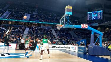 Mus Barro lanza un tiro libre en el último cuarto del partido disputado entre el Estudiantes y el Betis en el Wizink Center el 10 de noviembre de 2024.