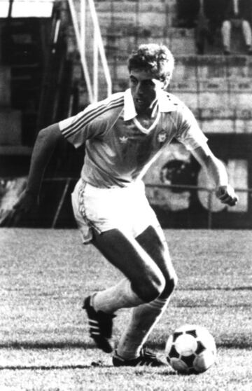 Lateral derecho que jugó toda su carrera en el Celta. 332 partidos entre 1982 y 1994