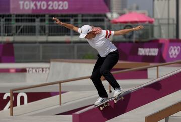 No fue la primera en el ranking, pero sí en abrir fuego. Es decir, Andrea Benítez se convirtió en la primera mujer en competir en skate en la historia de los Juegos Olímpicos. Entró en la lista de participantes gracias a una baja por Covid-19 y al final sus primeros trucos en el Urban Sports Park de Ariake en Tokio entrarán en los libros de historia, aunque no le valdrían para meterse entre las 8 mejores. En cualquier caso, histórica.