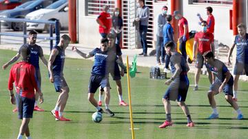 El Levante se ejercita por grupos en Bu&ntilde;ol. 