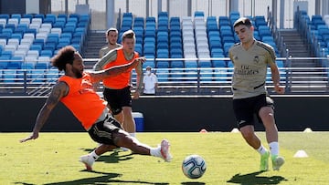 Miguel Guti&eacute;rrez da un pase ante la presencia de Marcelo, en un entrenamiento de esta semana con el primer equipo.