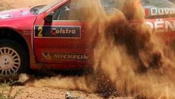 <B>LUCHANDO CON LA ARENA.</b> El piloto belga, en una espectacular maniobra con la arena australiana como protagonista.