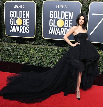 Kendall Jenner también se unió a la causa del negro en los Globos de Oro.