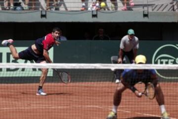 Tenis, Chile v Republica Dominicana, Copa Davis 2016.
Los jugadores de Chile Hans Podlipnik y Julio Peralta juegan la bola contra Republica Dominicana durante el partido de dobles del grupo I americano de Copa Davis.