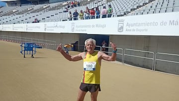 El atleta toledano Juan L車pez celebra su r谷cord del mundo en 50 kil車metros en categor赤a de mayores de 80 a?os en los Campeonatos de Espa?a de Ultrafondo celebrados en M芍laga.