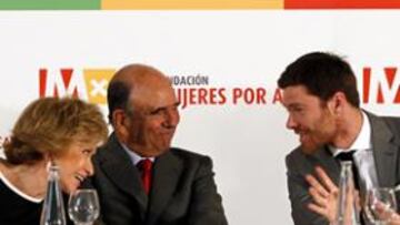 <b>MESA PRESIDENCIAL. </b>La reina Doña Sofía, María Teresa Fernández de la Vega, Emilio Botín y Xabi Alonso, ayer durante el acto celebrado en el Museo Reina Sofía.