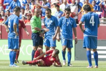 Jordi Alba se duele en el suelo.