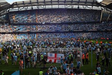 Manchester City Premier League trophy lift: Live!