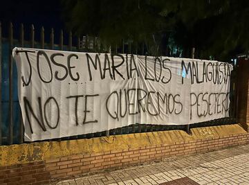 Pancarta en La Rosaleda contra José María Muñoz.