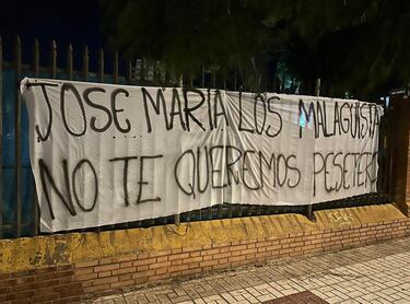 Pancartas contra el administrador judicial del Málaga en La Rosaleda