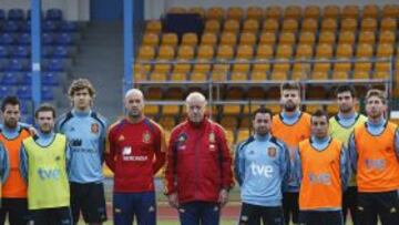 Los jugadores y técnicos de la Selección guardan un minuto de silencio en memoria de Manolo Preciado.