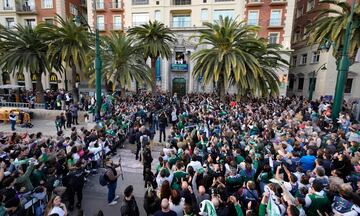 La plantilla de Unicaja celebra por las calles de Mlaga y con su aficin el ttulo de Copa del Rey conseguido al ganar al Real Madrid en la final.