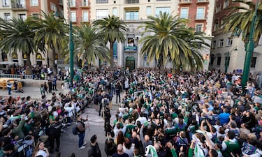 La plantilla de Unicaja celebra por las calles de Málaga y con su afición el título de Copa del Rey conseguido al ganar al Real Madrid en la final.