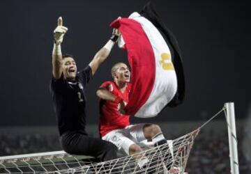Portero egipcio Esam al Hadary y el delantero Mohamed Zidan celebrando su victoria, después de ganar la Copa de África de 2008 en el estadio de Accra. Egipto ganó 1-0
