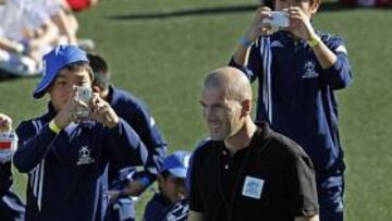 <b>ÍDOLO. </b>Los niños no pararon de hacer fotos al genio francés cuando bajó al césped a saludarles.