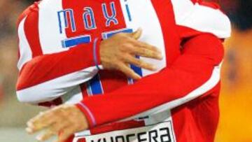 <b>ALEGRÍA ARGENTINA.</b> Maxi y Agüero celebran el 3-2 que ponía al Atlético por delante. La conexión argentina entre los dos funcionó a la perfección en el gol del capitán.