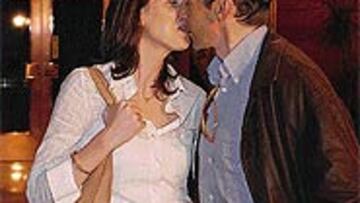 <B>CON LA FAMILIA</B>. Escartín besa a su esposa Ana. La familia ha sido lo que más ha pesado en su retirada.