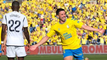 LAS PALMAS DE GRAN CANARIA, 27/01/2024.- El centrocampista español de Las Palmas Javi Muñoz celebra tras marcar el 1-0 durante el partido de la jornada 22 de LaLiga EA Sports entre la U.D. Las Palmas y el Real Madrid, este sábado en el estadio de Gran Canaria, en Las Palmas de Gran Canaria. EFE/ Ángel Medina G.
