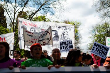 Varias personas durante una manifestación por la vivienda. Los convocantes piden una bajada de los precios del alquiler, la creación de más vivienda pública y social y medidas para que ninguna persona pueda ser desahuciada.