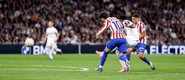 El segundo gol de Vinicius inclina definitivamente el derbi, un remate decisivo que culmina la remontada blanca y sostiene viva la pelea por el título.