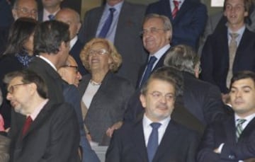 La alcaldesa de Madrid Manuela Carmena y Florentino Pérez en el palco. 