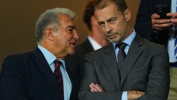 Los presidentes del FC Barcelona, Joan Laporta (i) y de la UEFA, el esloveno Aleksander Ceferin, conversan antes del partido de la primera fase de la Liga de Campeones que FC Barcelona y PSG disputan este miércoles en el estadio olímpico Lluis Companys.