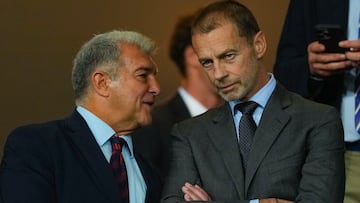 BARCELONA , 01/10/2025.- Los presidentes del FC Barcelona, Joan Laporta (i) y de la UEFA, el esloveno Aleksander Ceferin, conversan antes del partido de la primera fase de la Liga de Campeones que FC Barcelona y PSG disputan este miércoles en el estadio olímpico Lluis Companys. EFE/Alejandro García.