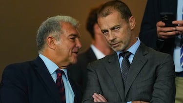 BARCELONA , 01/10/2025.- Los presidentes del FC Barcelona, Joan Laporta (i) y de la UEFA, el esloveno Aleksander Ceferin, conversan antes del partido de la primera fase de la Liga de Campeones que FC Barcelona y PSG disputan este miércoles en el estadio olímpico Lluis Companys. EFE/Alejandro García.
