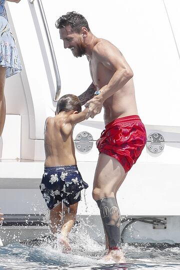 La familia Messi-Roccuzzo disfruta de unas id¨ªlicas vacaciones a bordo de un c¨®modo barco por las costas de las Islas Pitiusas.