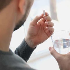 La mejor postura para tomar una pastilla y que haga efecto más rápido