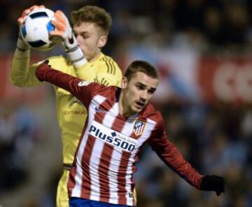 Rubén Blanco atrapa el balón ante Antoine Griezmann.