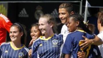 Cristiano posa con cinco aficionadas que realizaron con el equipo el clínic de Adidas.