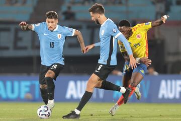 La Selección Colombia cayó en su visita frente a Uruguay, por la jornada 11 de las Eliminatorias al Mundial de 2026. Juan Fernando Quintero y Carlos Gómez anotaron para la Tricolor, mientras que para los Charrúas marcaron Davinson Sánchez en propia puerta, Rodrigo Aguirre y Manuel Ugarte.