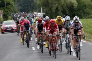 El ciclista alemán Simon Geschke lidera el pelotón .