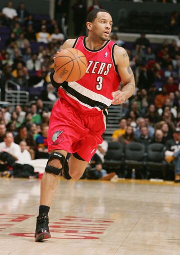 James Harden tira y tira. Anota mucho, much¨ªsimo. Pero a veces tambi¨¦n falla mucho¡ y sigue tirando. El r¨¦cord de m¨¢s tiros de tres fallados en un partido est¨¢ en 16. Y Harden ha alcanzado esa marca seis veces. Eso incluye un 1/17 contra Orlando Magic en un partido en el que termin¨® con 38 puntos, 9 rebotes y 12 asistencias. Solo otro jugador ha igualado ese volumen de fallos: Damon Stoudamire, el base que fall¨® 16 en 2005, cuando los equipos, hay que recordarlo, apenas lanzaban esa cantidad de triples en total en los partidos.